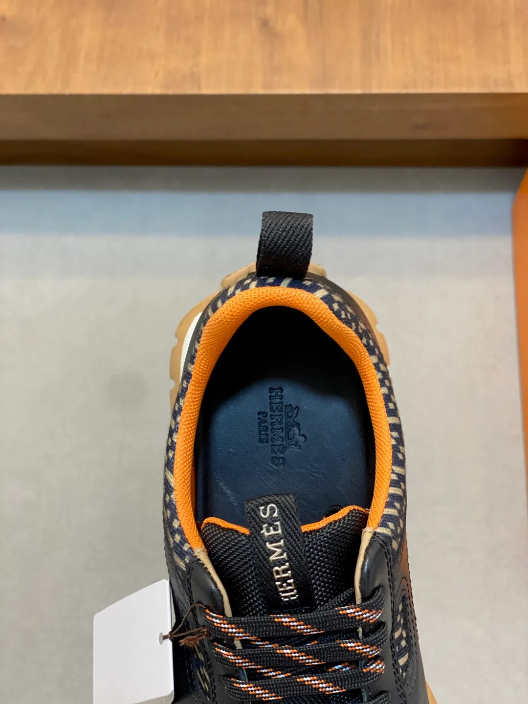 Men's shoes 💰860 Hermès/Hermès official GRAMME men's sports and running casual shoes. Made of jacquard calfskin technical fabric combination. The smooth lines of the upper highlight the sports fashion style. HERMES special jacquard webbing. The outsole is made of foam shock absorption and EVA injection bottom sheet. It is a double-layer hand-made combination. The whole shoe is very comfortable, light and extremely stable after being put on. Casual and simple style. Men's shoes 39 40 41 42 43 44